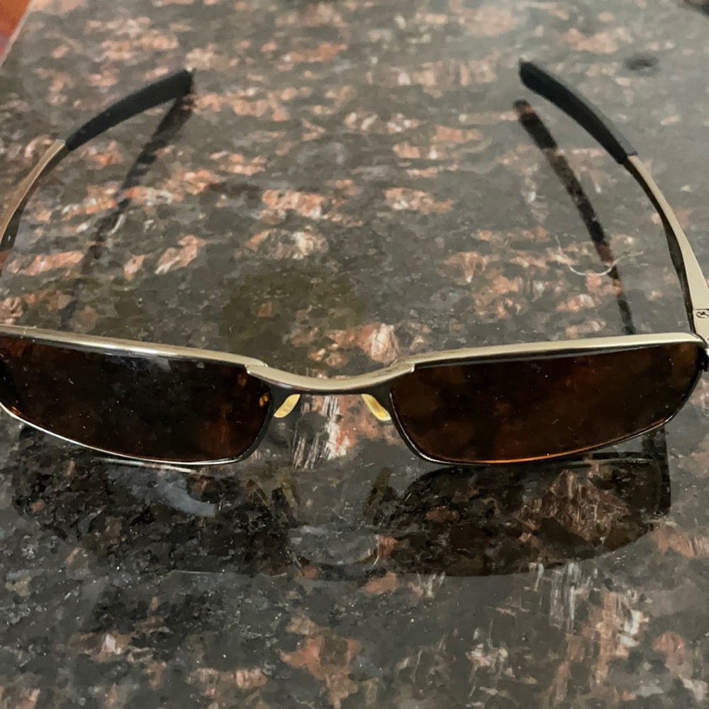 Oakley men’s prescription sunglasses with case!